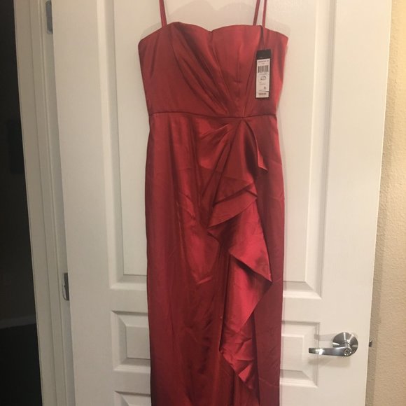 Red evening gown - Picture 1 of 4